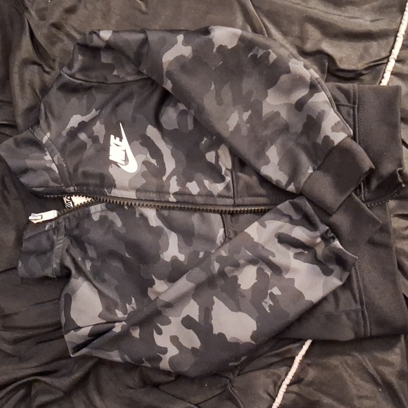 Nike black camo 24 month track suit - Picture 3 of 6